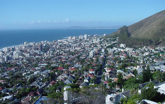 ... ... mit Blick zur Hafeneinfahrt Kapstadts